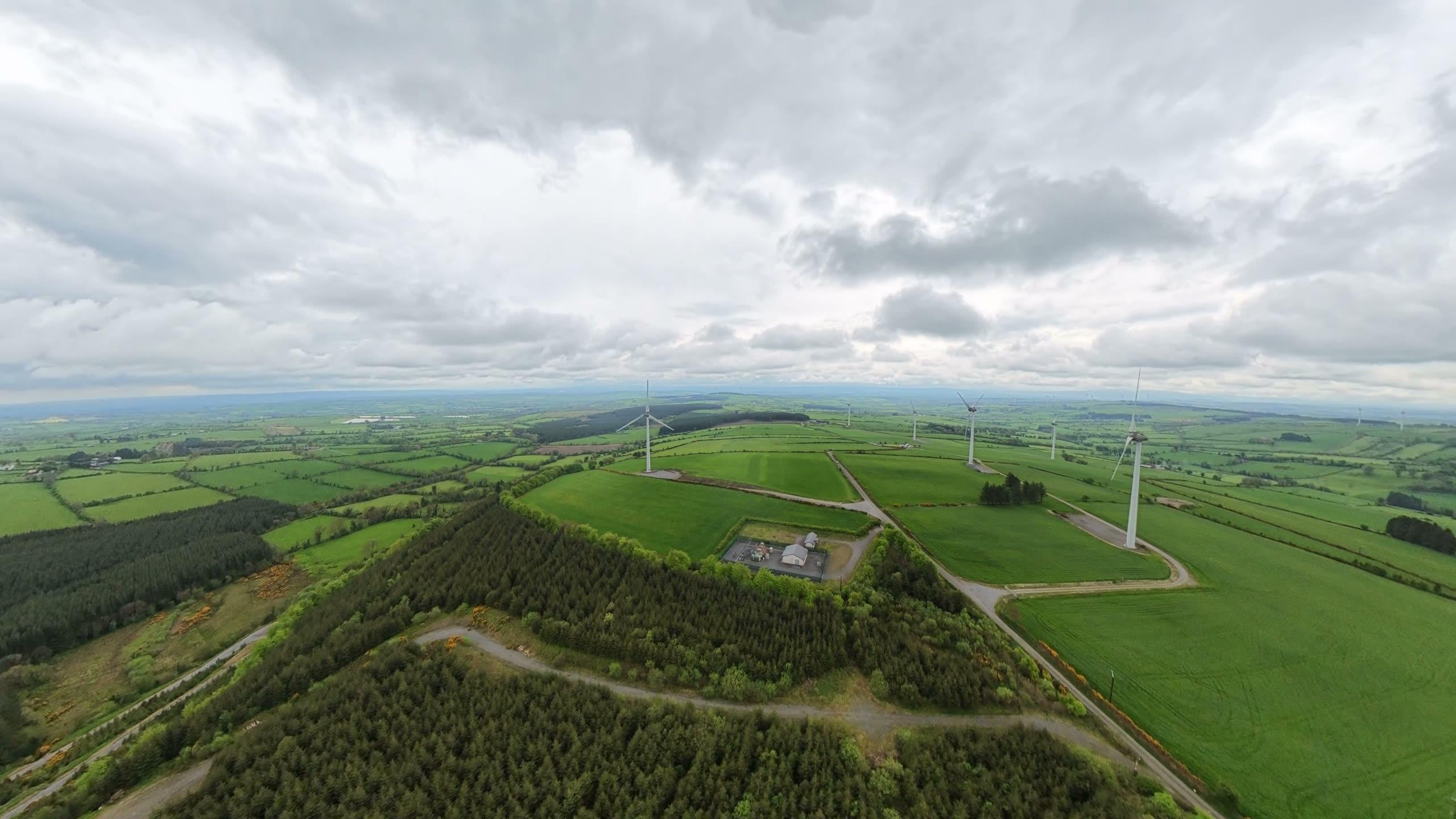 Jordbrukslandskap med vindkraftverk